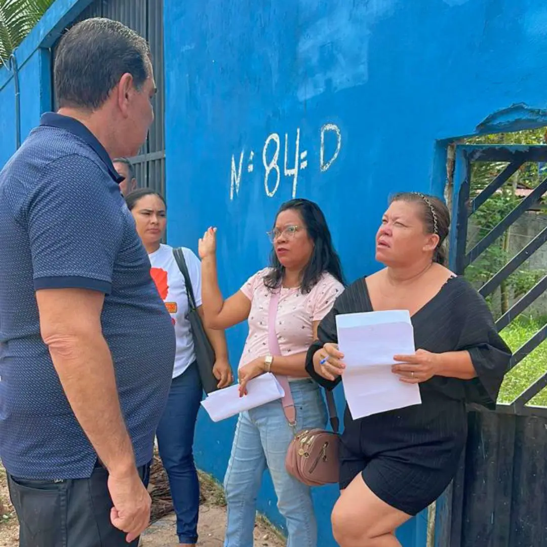 Zeca Pirão em visita à rua Opala, em Icoaraci.